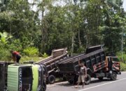 Kecelakaan Truk Hino Bermuatan Aspal, Rem Blong di Tikungan S