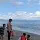 Pantai Kuranji Bangsal Dibanjiri Pengunjung, Polsek Labuapi Siaga Ciptakan Situasi Aman dan Nyaman