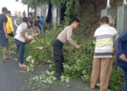 Inspirasi Jumat Bersih: Aparatur Desa Batulayar Barat dan Polisi Gotong Royong Bersihkan Jalan