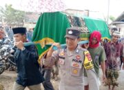 Sambang Duka, Kanit Binmas Polsek Parado Ikut Menandu Jenazah Almarhum