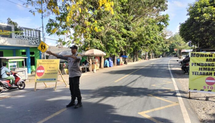 Perbaikan Jembatan di Labuapi: Kolaborasi Polsek dan Masyarakat untuk Keselamatan