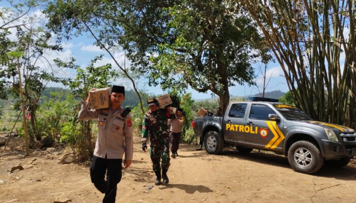 Kehadiran Polri dalam Duka Warga, Kapolsek Lembar Sambangi Dua Keluarga