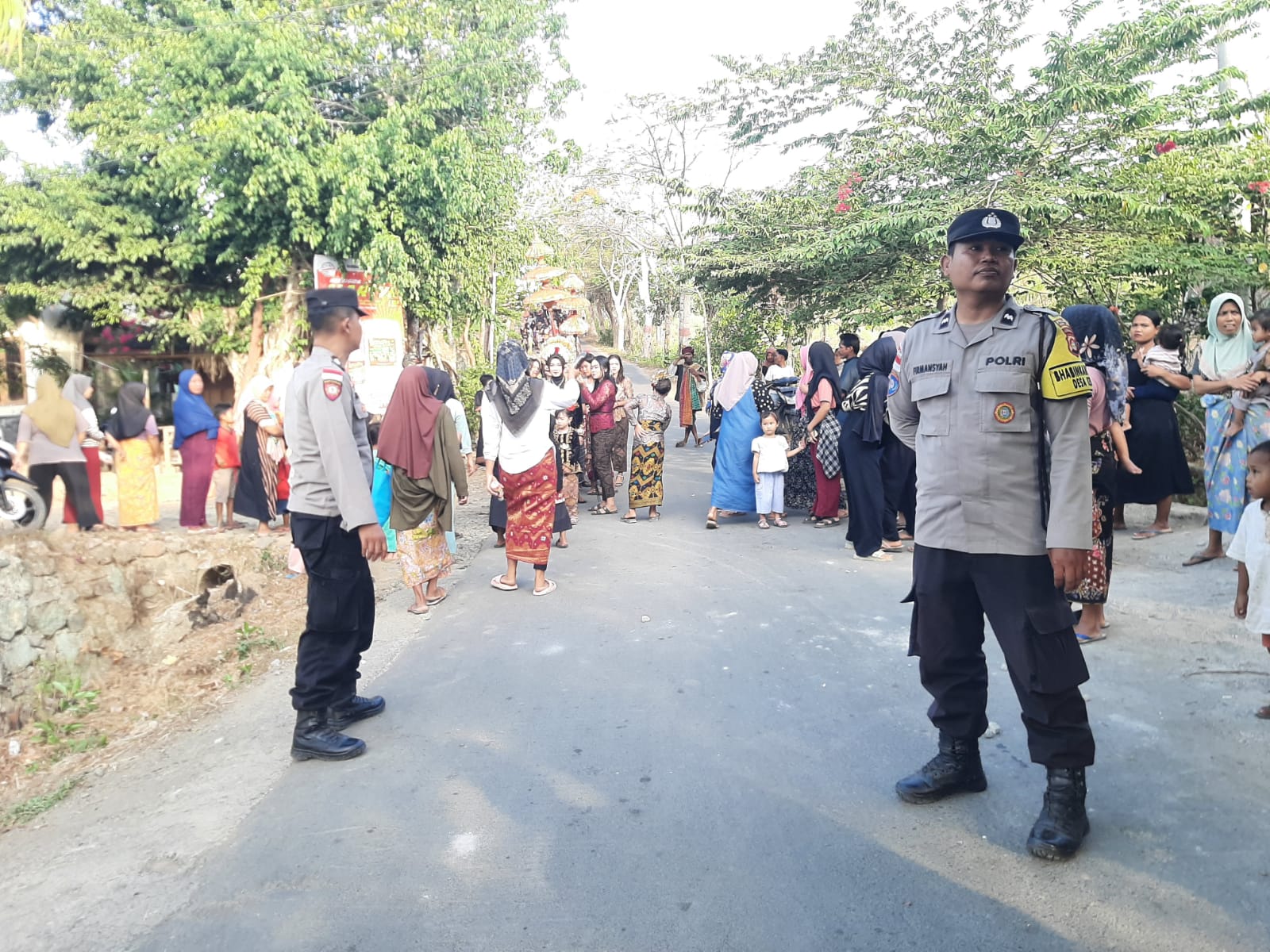 Polsek Sekotong Perkuat Hubungan dengan Masyarakat Melalui Pengamanan Nyongkolan