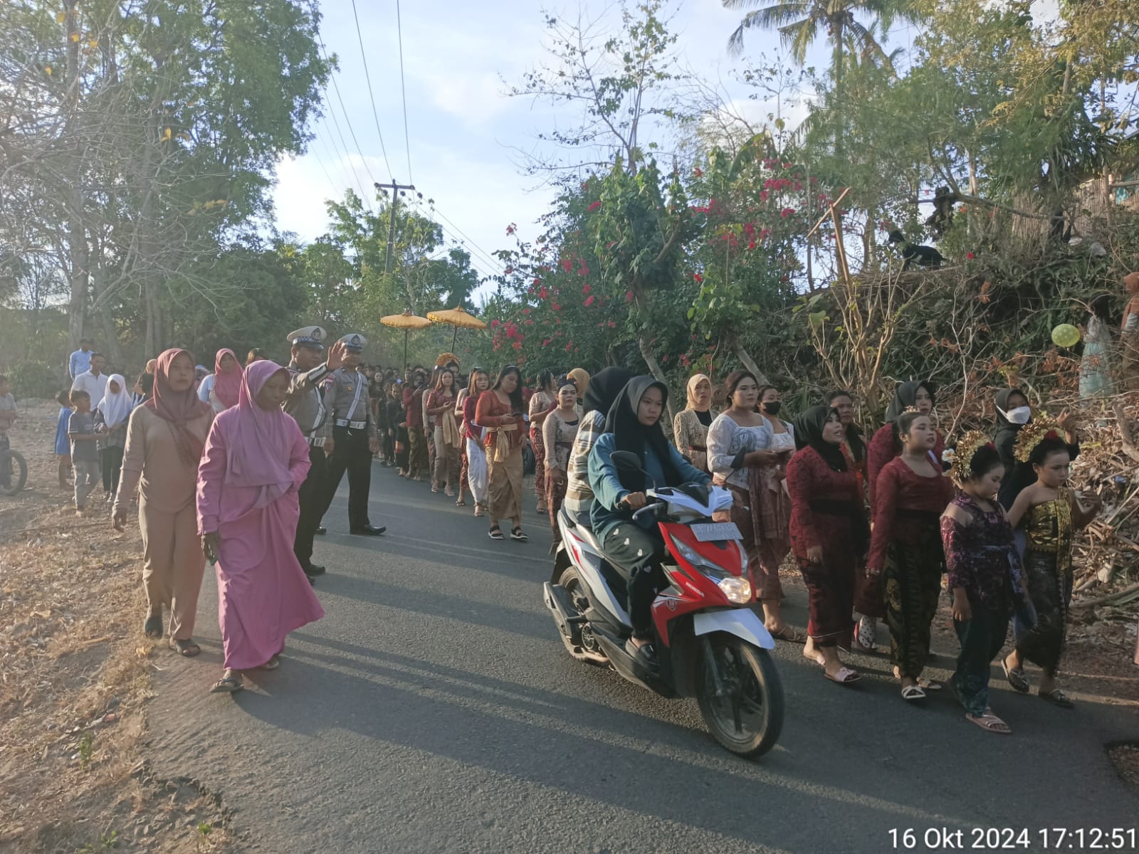 Tradisi Sasak Nyongkolan Momen Ceria di Desa Cendi Manik