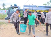 Polres Lombok Utara Distribusikan 5000 Liter Air Bersih untuk Warga Dusun Lokok Beru