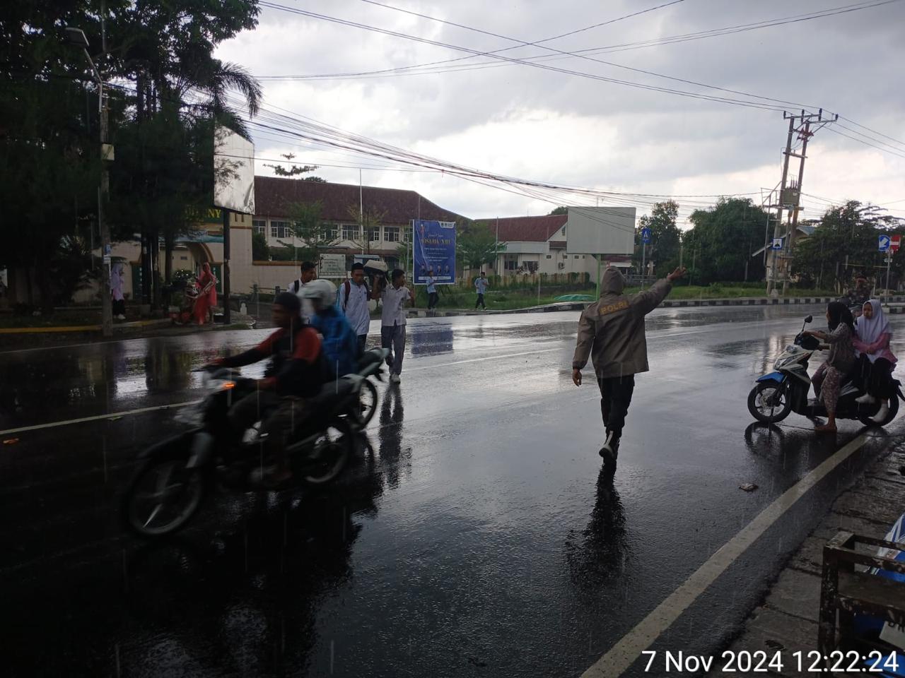 Kegiatan Rawan Siang Polsek Kediri Atur Lalu Lintas di Titik Rawan Kemacetan