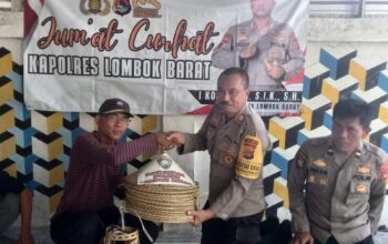 Keharmonisan Polisi dan Warga Lombok Barat Lewat Jum'at Curhat