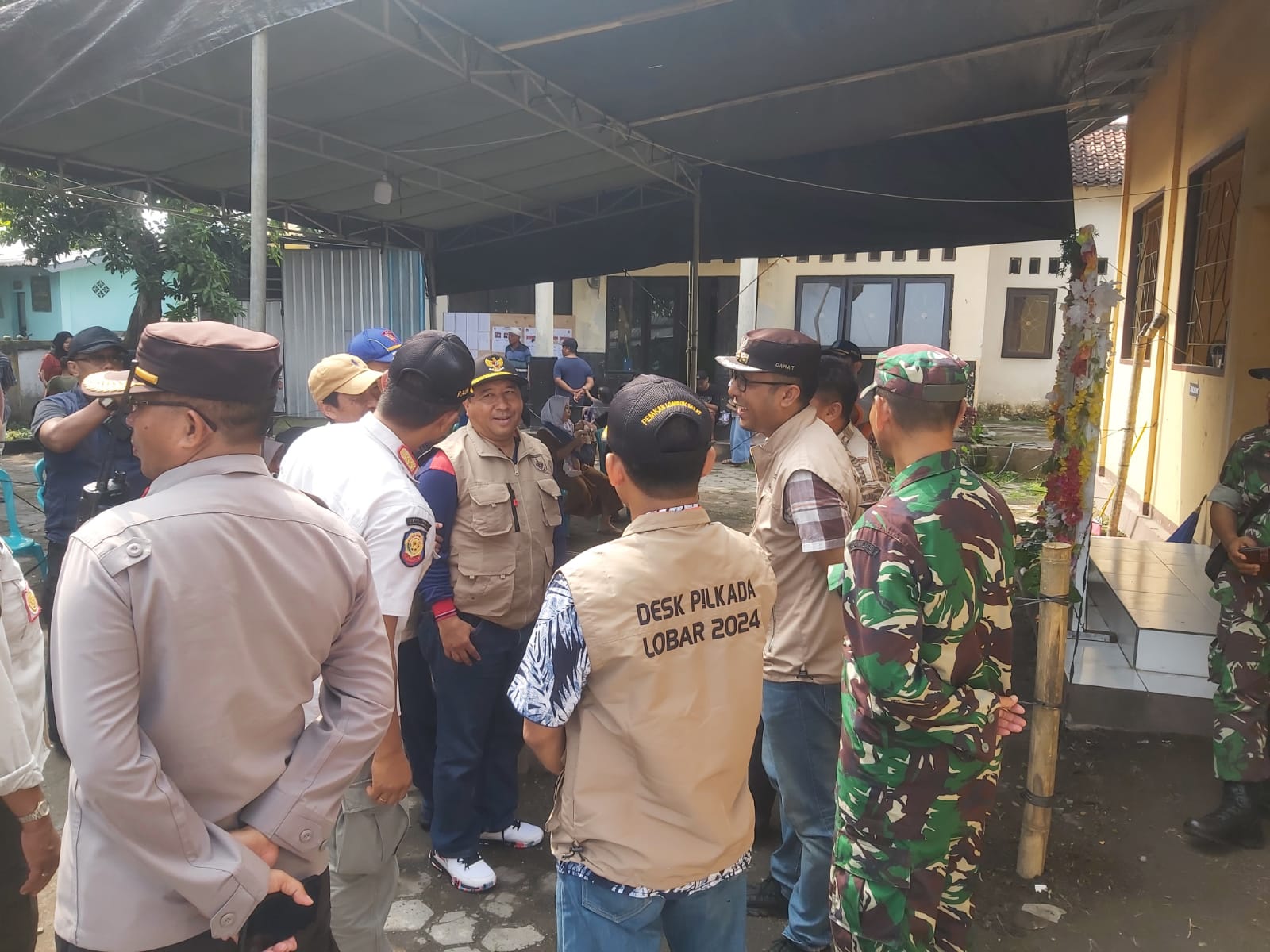 Pantau Pilkada, Pj Sekda Lombok Barat Kunjungi TPS Labuapi