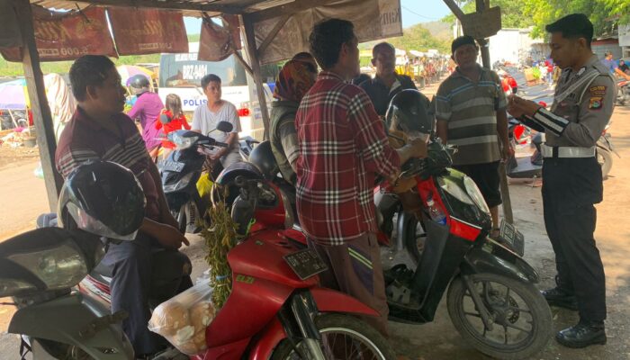 Satlantas Lombok Barat Sosialisasi Etika Berlalu Lintas ke Pengemudi Ojek