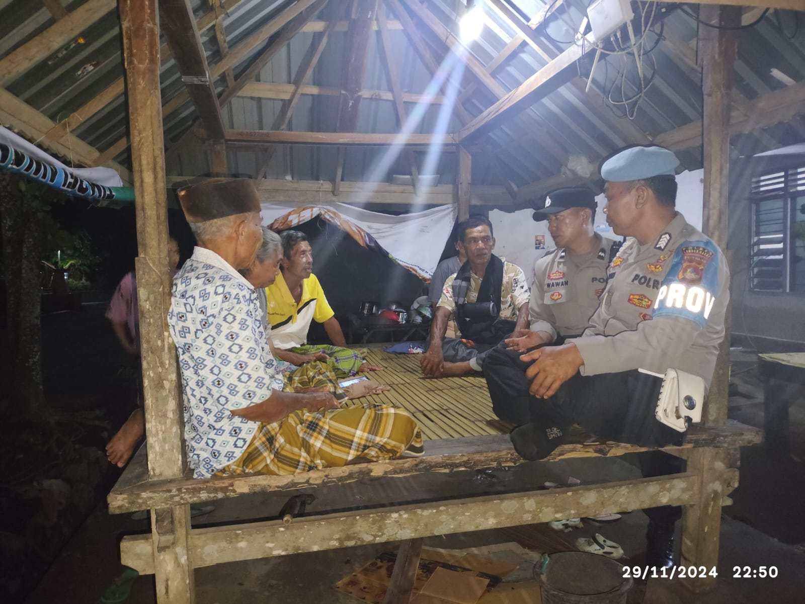 Patroli Malam Polsek Lembar, Jaga Keamanan dan Peduli Lingkungan