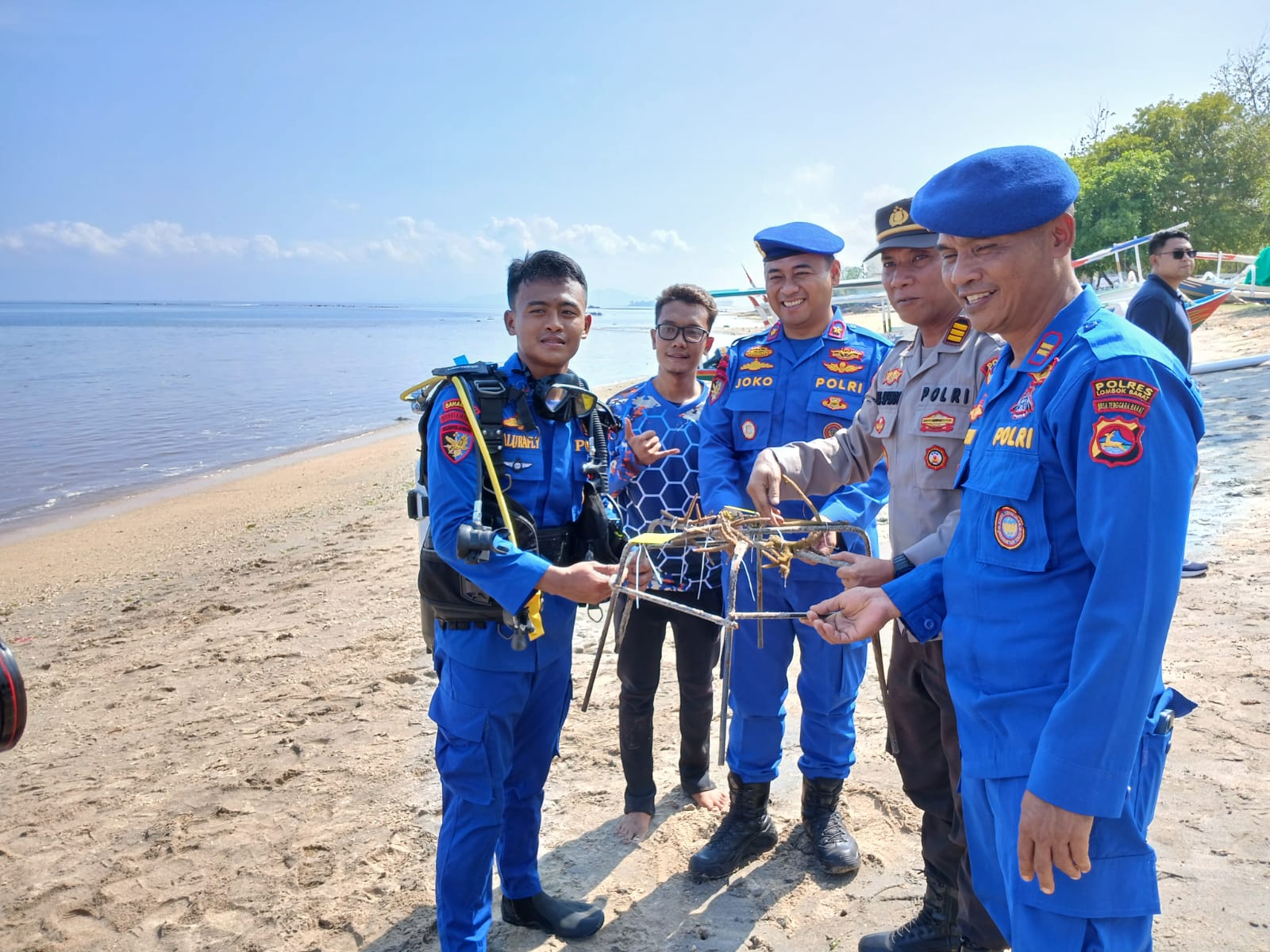 Penanaman Terumbu Karang di Pantai Elak-elak Warnai HUT ke-74 Polairud