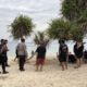 Polsek Sekotong Lakukan Patroli Rutin di Pantai Elak-Elak untuk Jaga Keamanan Wisatawan