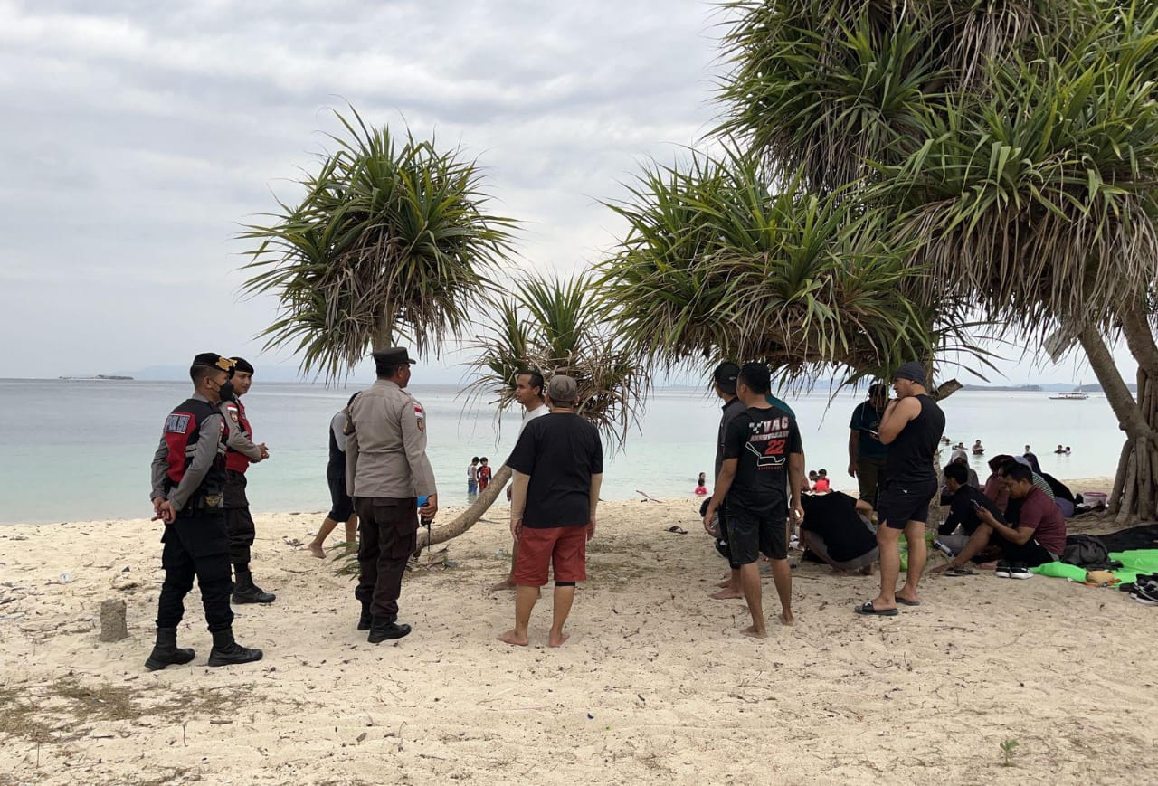 Polsek Sekotong Lakukan Patroli Rutin di Pantai Elak-Elak untuk Jaga Keamanan Wisatawan