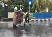 Hujan Tak Halangi Polsek Gerung Atur Lalu Lintas Sekolah