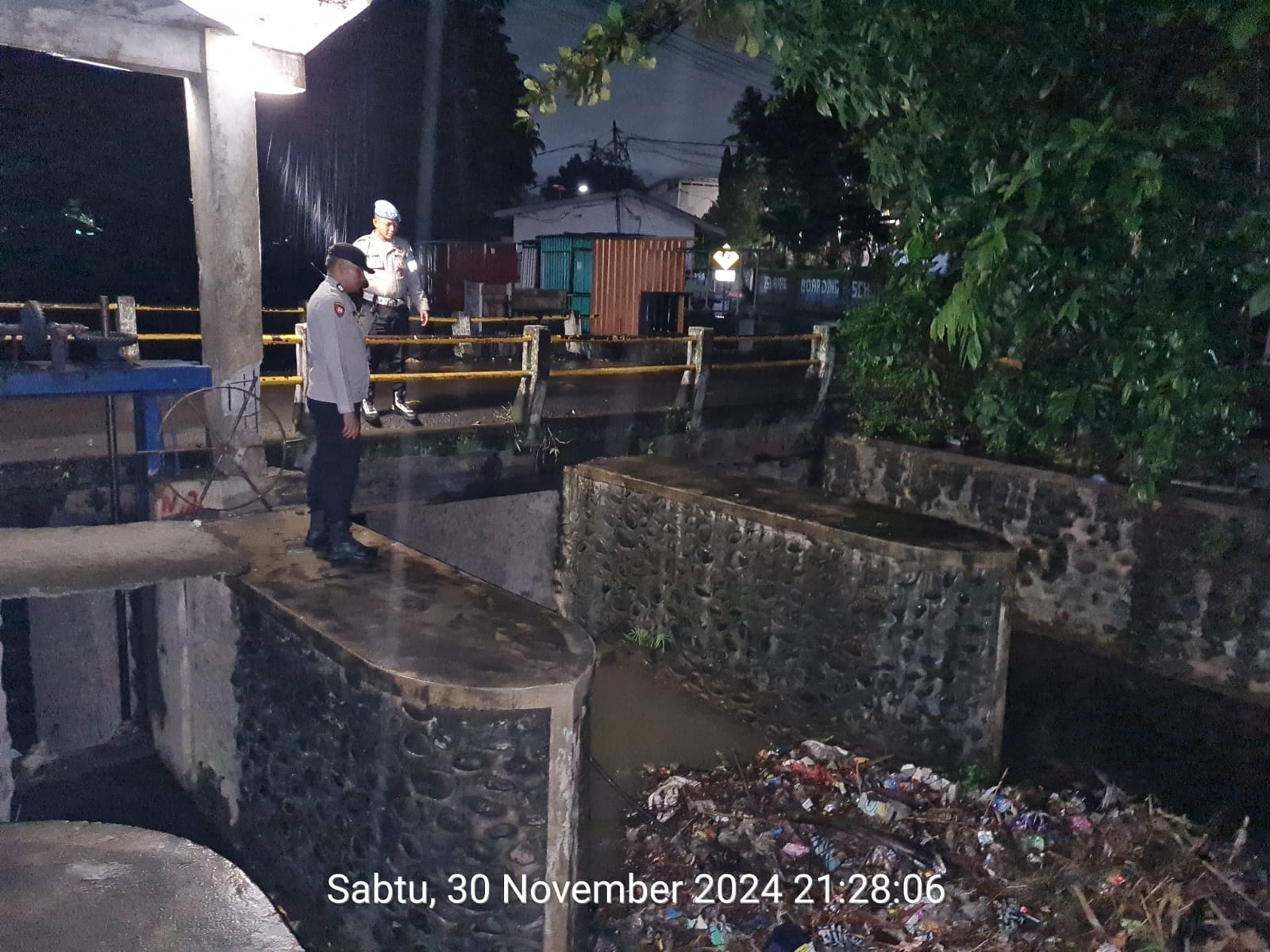 Cegah Banjir dan Pohon Tumbang, Polsek Kediri Gelar Patroli Rutin