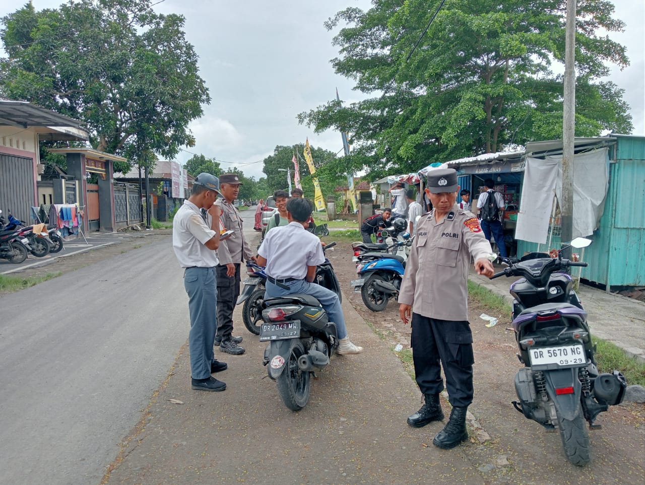 Patroli Humanis Polsek Gerung, Cegah Tawuran & Beri Imbauan Cuaca Ekstrem