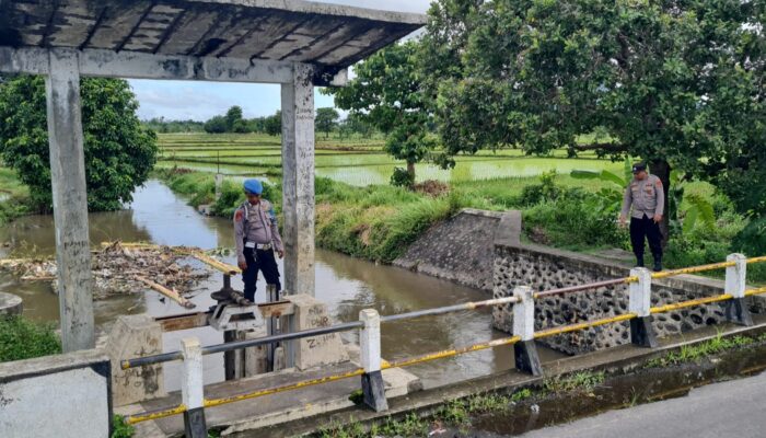 Cek Debit Air, Polsek Kediri Cegah Potensi Banjir dan Pohon Tumbang