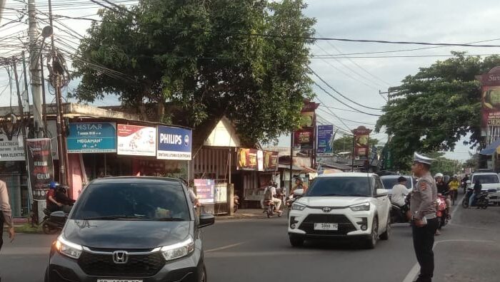 Amankan Pengguna Jalan, Polisi Siaga di Simpang Montong