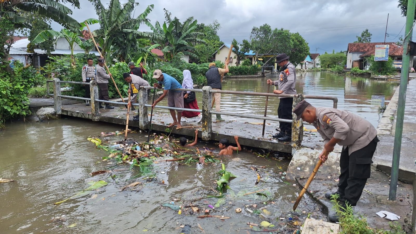 Polsek Gerung Bersih-Bersih Kali, Cegah Banjir Musim Hujan