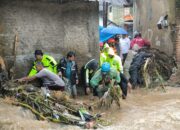 Banjir Bandang Terjang Sukabumi, Polri Evakuasi Ibu dan Bayi dari Gang Sempit