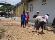 Bhabinkamtibmas Desa Soro Bersama Warga Gotong Royong Perbaiki Jalan