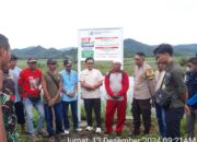 Bhabinkamtibmas Ds. Sampir kawal Dinas Perikanan memasang larangan tangkap ikan menggunakan listrik