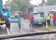 Hujan Deras Robohkan Tiang Listrik, Lalu Lintas di Jalan Utama Macet