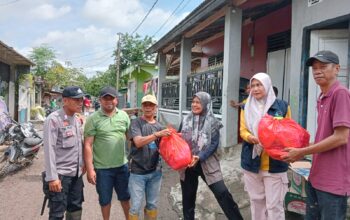 Polri dan TNI Bersinergi Lakukan Bhakti Sosial Pasca Banjir di Dompu