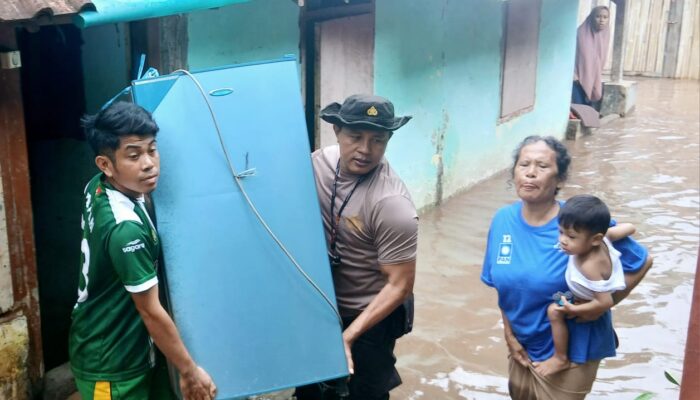 Polri Peduli, Bhabinkamtibmas Paruga Sigap Bantu Evakuasi Barang Warga Terdampak Banjir