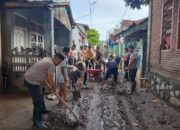 Polres Bima Kota Bahu Membahu Bersihkan Sampah dan Lumpur Pasca Banjir di Kota Bima