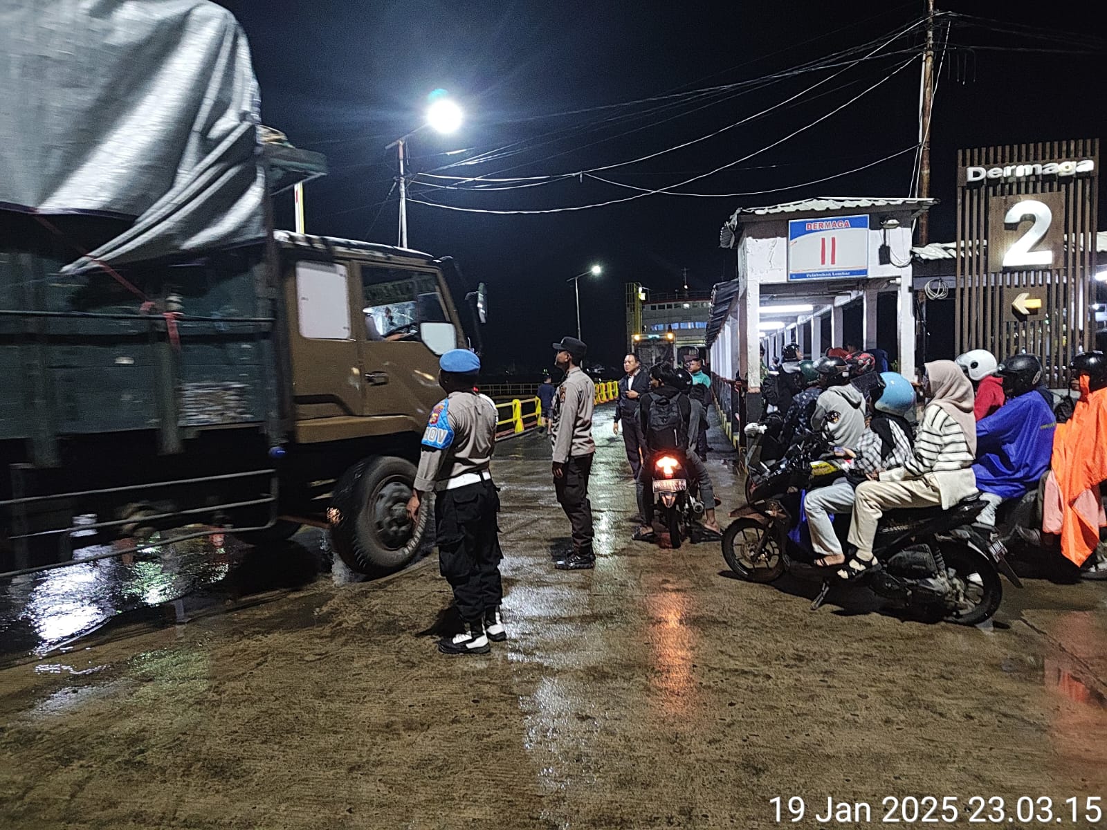 Aksi Sigap Polisi Jaga Keamanan Pelabuhan Lembar Hingga Dini Hari