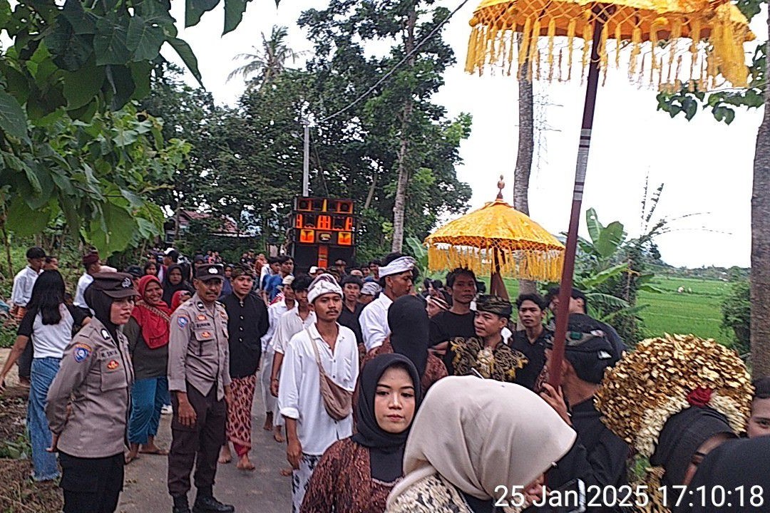 Harmoni Tradisi dan Keamanan: Polisi Kawal Prosesi Nyongkolan di Dua Lokasi