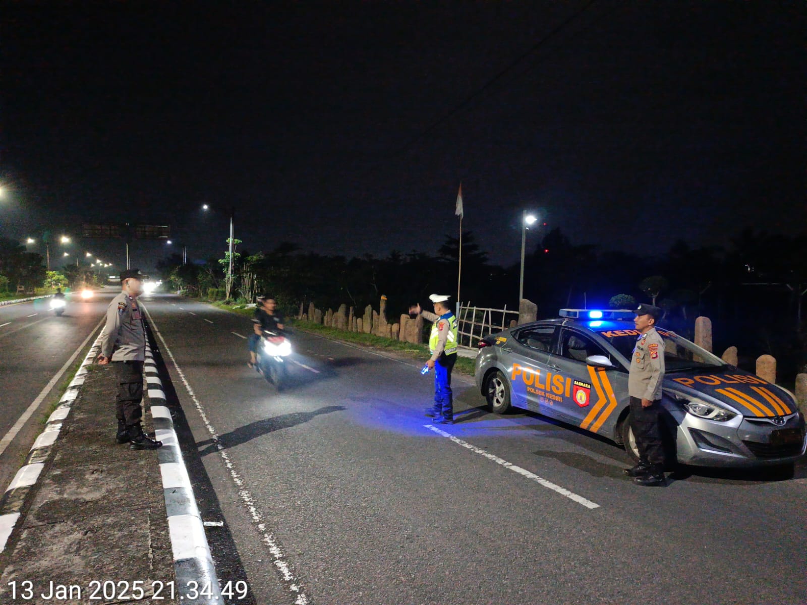 Patroli Blue Light Intensif di BIL, Polsek Kediri Jamin Keamanan Pengguna Jalan