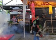 Cegah DBD, Polres Lombok Barat Proaktif Lakukan Fogging di Lingkungan Polsek