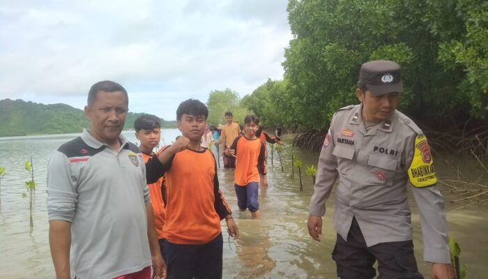 Polisi dan Mahasiswa UNRAM Bersatu Jaga Ekosistem Mangrove Lombok Barat