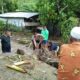 Bhabinkamtibmas Desa Sekongkang Bawah Bantu Masyarakat Terdampak Banjir