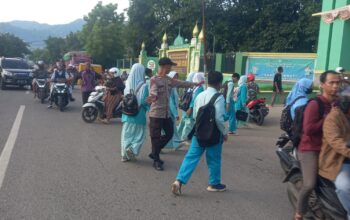 Personel Polsek Rasanae Barat Laksanakan Kegiatan Rawan Pagi di Depan MTsN 1 Padolo Kota Bima