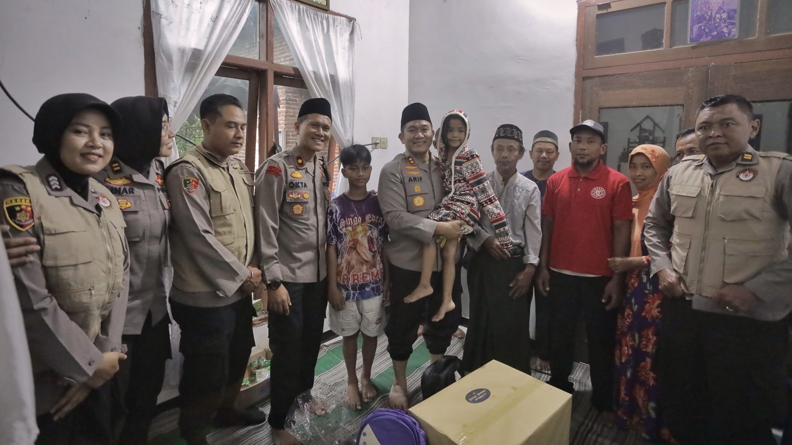 AKBP Arif Fazlurrahman, secara langsung memberikan layanan trauma healing kepada keluarga korban.