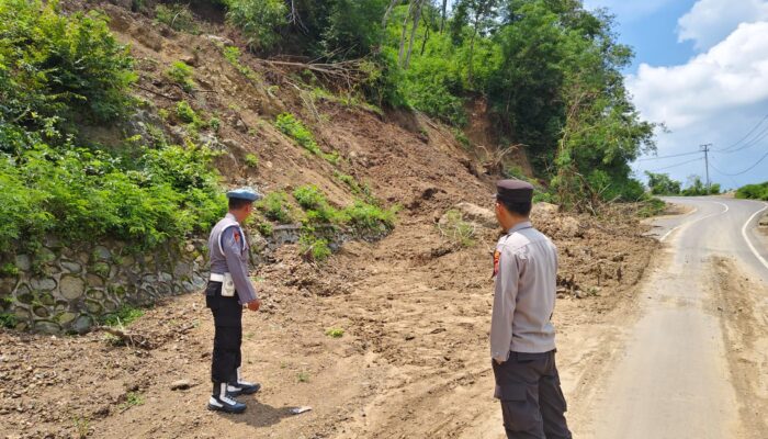 Wisata Aman dan Nyaman: Patroli Polsek Lembar di Batu Melangit Sasar 3C & Cuaca Ekstrem