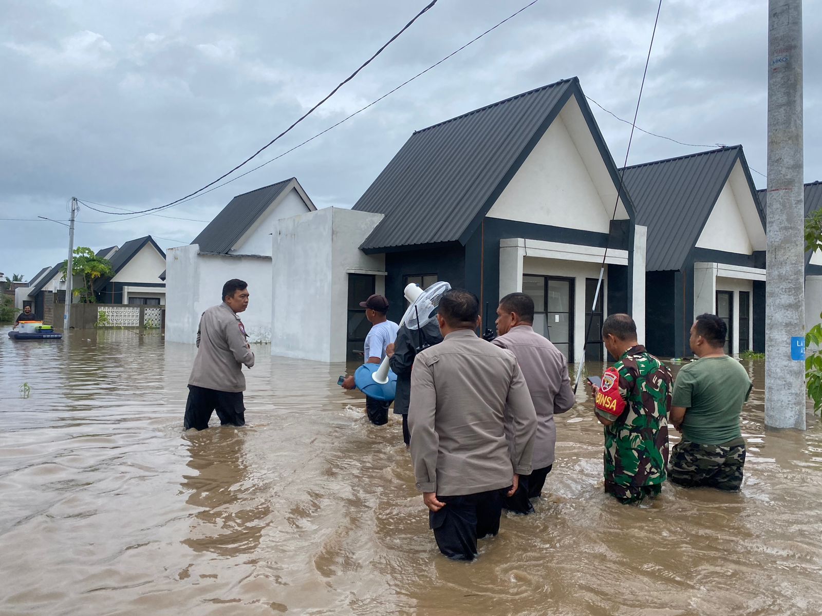 Banjir di Lombok Barat Kapolres Pimpin Evakuasi, Forkopimda Siagakan Bantuan!