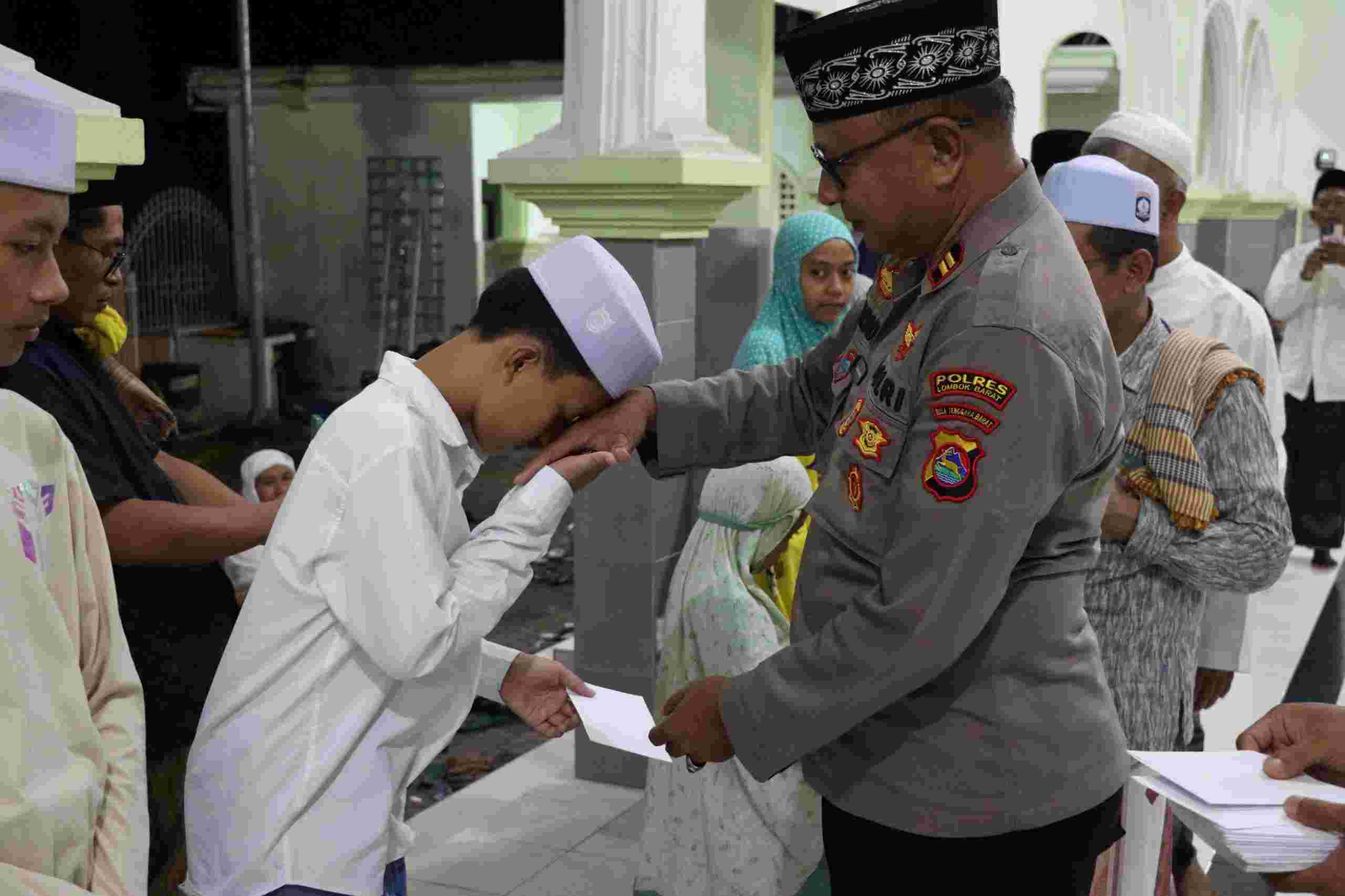 Berkah Nisfu Sya'ban, Propam Polres Lombok Barat Santuni Anak Yatim di Masjid Alittihad