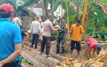 Jalan Putus di Sekotong, TNI-Polri dan Warga Gotong Royong Bangun Jalan Darurat