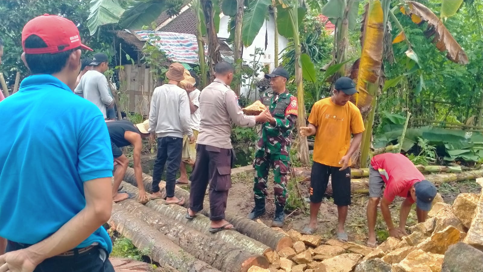 Jalan Putus di Sekotong, TNI-Polri dan Warga Gotong Royong Bangun Jalan Darurat