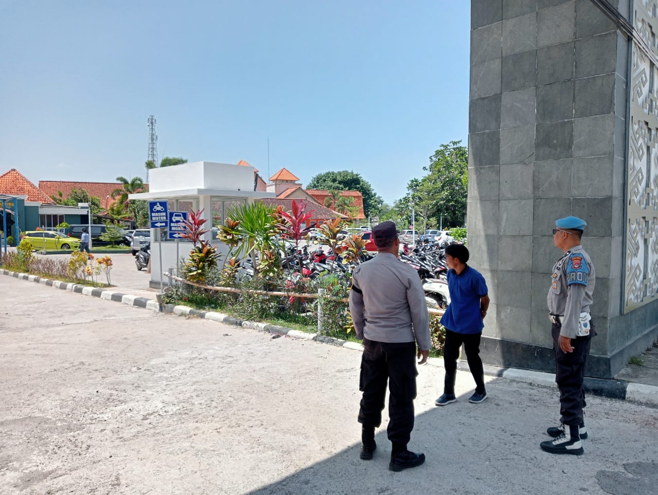 Patroli Siang Polsek Gerung, Sasar Pelajar, Taman, hingga Rumah Sakit