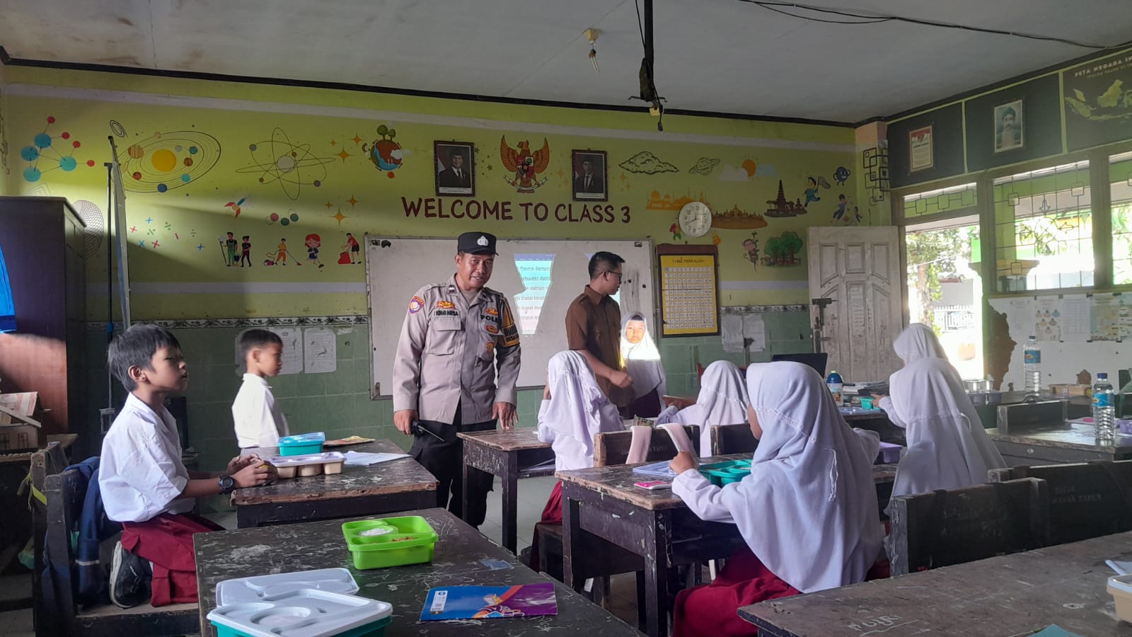 112 Siswa SDN 1 Dasan Tapen Dapat Makan Bergizi, Polsek Gerung Turun Tangan