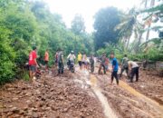 Personel Polsek Ambalawi Gotong Royong Bersihkan Material Banjir Bandang