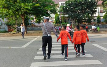 Pastikan Keselamatan Murid Sekolah, Sat Lantas Polres Bima Kota Gatur Lalin Pagi