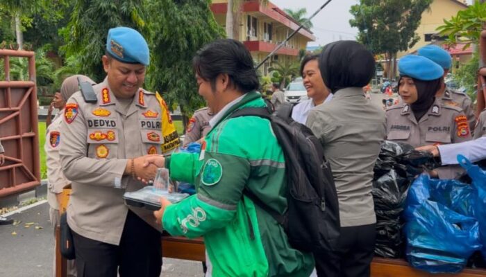 Polri Peduli: Bid Propam Polda NTB Bagikan 100 kotak Sarapan Gratis untuk Driver Ojek Online