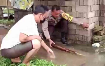 Cegah Banjir, Bhabinkamtibmas Bersama Warga Bersihkan Selokan