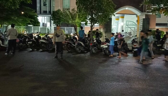 Bikin Nyaman! Polisi Jaga Tarawih di Masjid Arraufurrahim